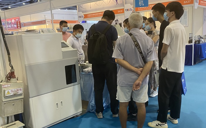 与会人员参观东方天净行星球磨机